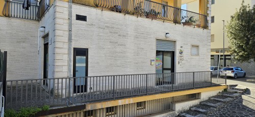 Putignano 2000 Locale Angolare Ideale Per Ufficio, Ottimo Stato.